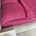 Bordowa pościel hotelowa z prześcieradłem w pasy z białą bizą 200x220 Luna