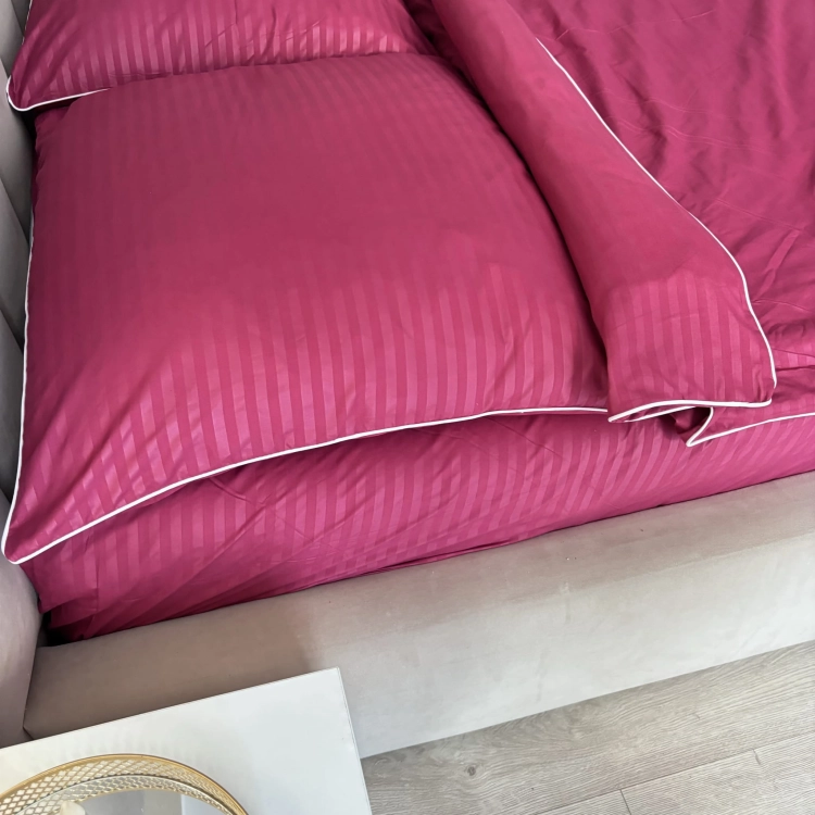 Bordowa pościel hotelowa z prześcieradłem w pasy z białą bizą 200x220 Luna