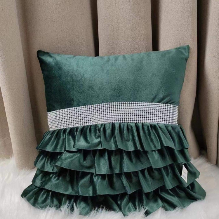 Świąteczna butelkowa zieleń poszewka welurowa z falbanką i cekinowym paskiem Glamour 45x45