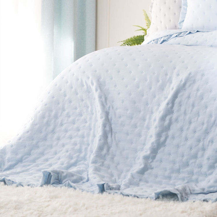 Baby blue narzuta z falbaną Soft Grace gruba i mięciutka