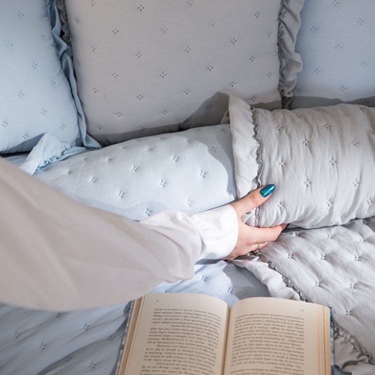 Baby blue narzuta z falbaną Soft Grace gruba i mięciutka