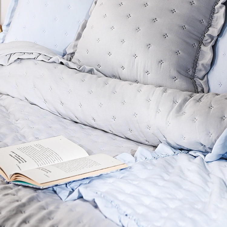 Baby blue narzuta z falbaną Soft Grace gruba i mięciutka