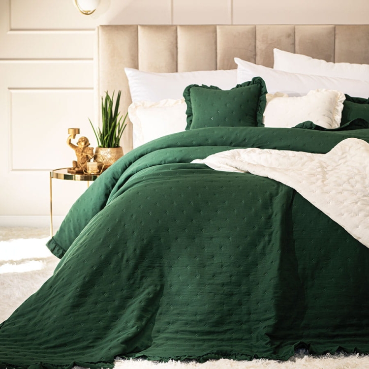 Butelkowa zieleń narzuta z falbaną Soft Grace gruba i mięciutka