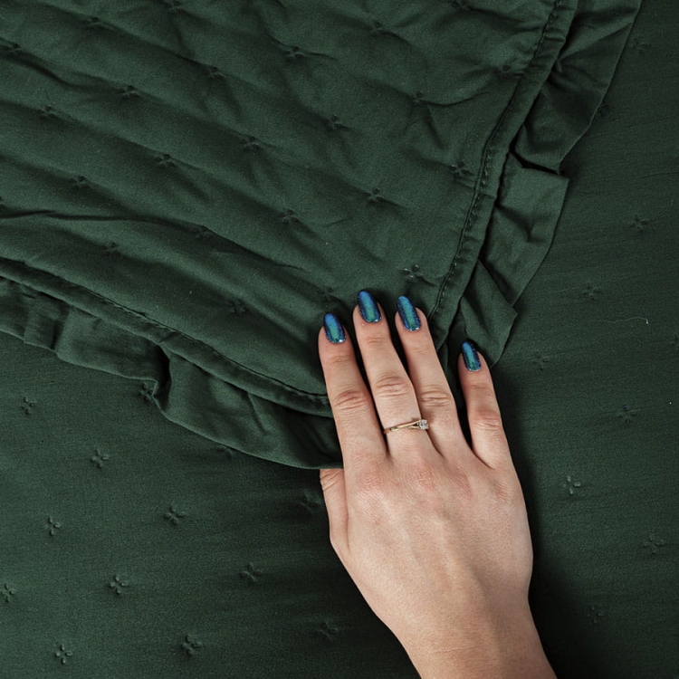 Butelkowa zieleń narzuta z falbaną Soft Grace gruba i mięciutka