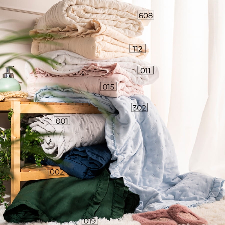 Butelkowa zieleń narzuta z falbaną Soft Grace gruba i mięciutka