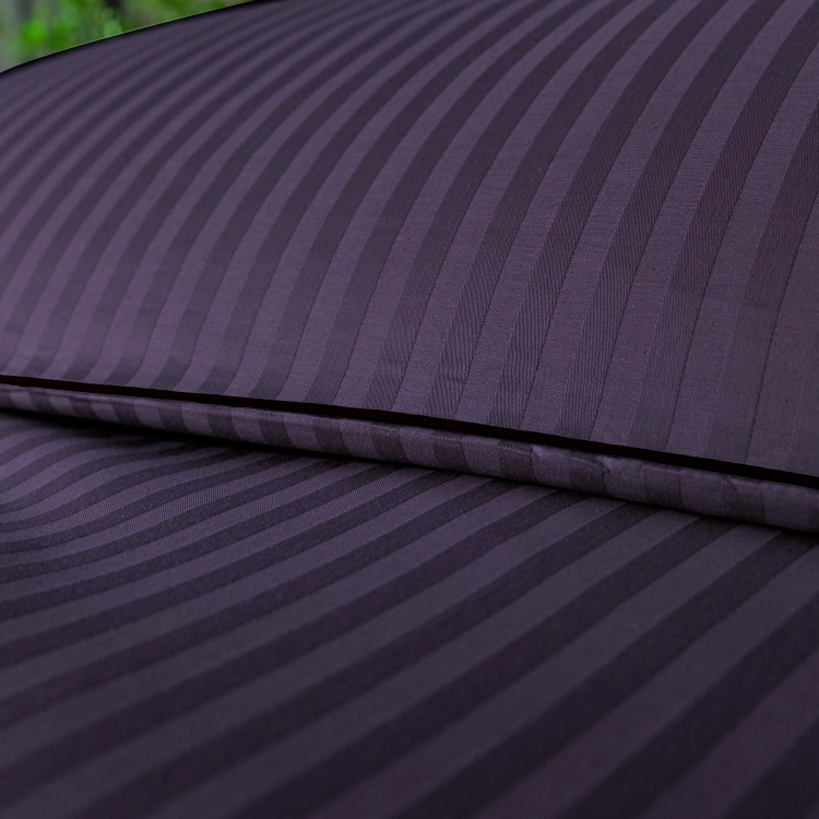 Śliwkowa bawełniana pościel hotelowa adamaszek z czarną bizą 140x200 Mariot