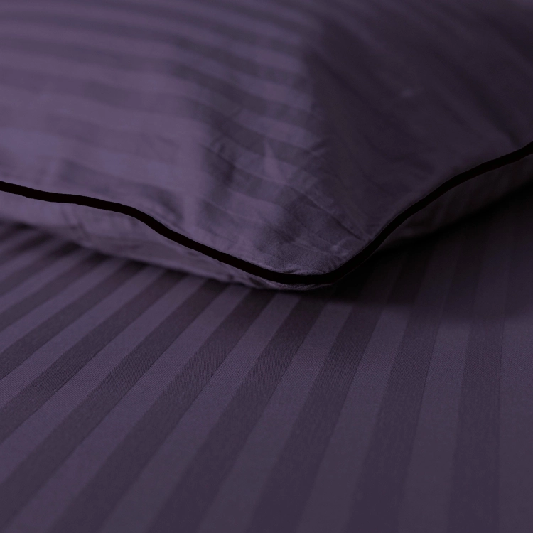 Śliwkowa bawełniana pościel hotelowa adamaszek z czarną bizą 140x200 Mariot